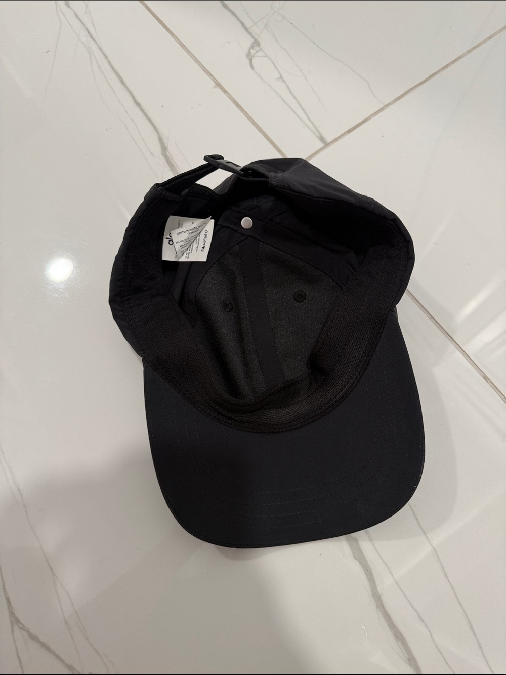ALO Yoga Black Cap with White 'alo' Logo - Picture 3 of 3